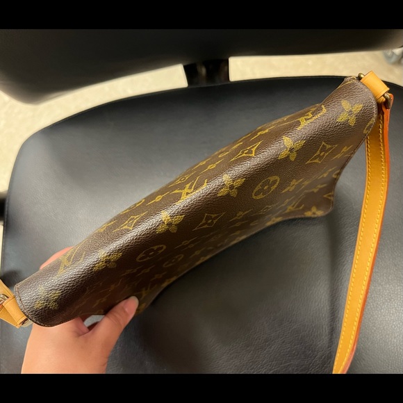 Louis Vuitton Tango w/ Long strap - Picture 8 of 16